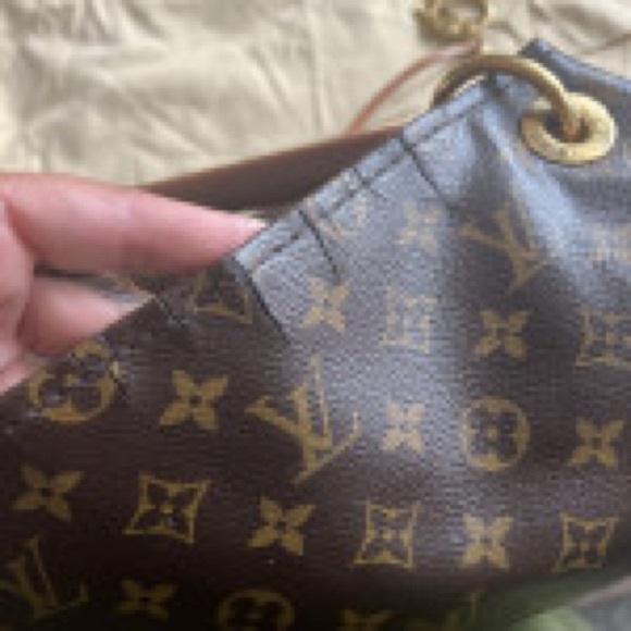 Louis Vuitton Artsy GM Monogram Detail - Picture 9 of 13